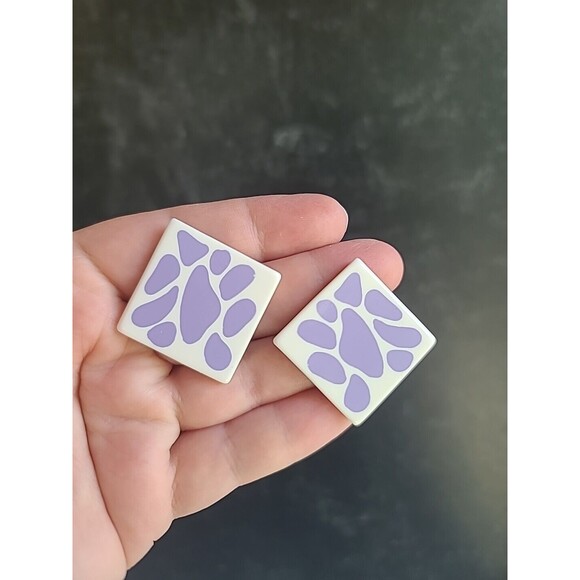 Purple And White Animal Print Plastic Earrings Vintage NOS - Picture 3 of 10